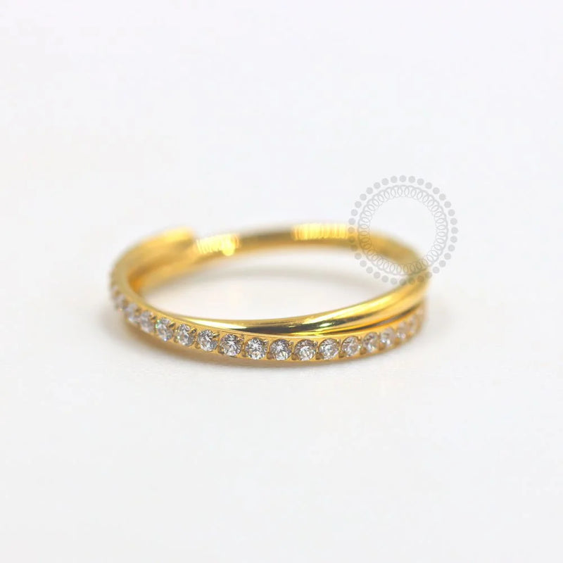TN685 Segmento Cravejado Crossed Lines Titânio PVD Gold